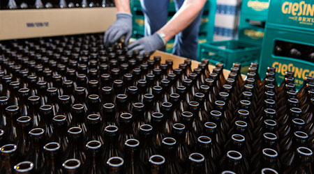 Leere Glasflaschen sind nur der Anfang. Als Servicedienstleister und Flaschen Großhandel unterstützen wir Sie mit der Bedruckung und Entwicklung von Glasflaschen.